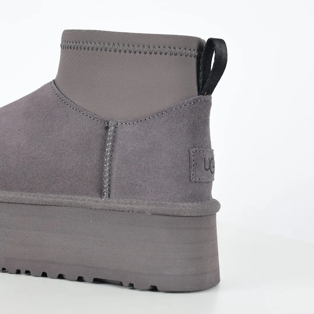Pick up locally 💰600 Core recommended good price It is a very suitable choice for home furnishings. In the new year, uug launched a series of styles, which are partial to the preferences of young consumers and have also moved to the forefront of fashion trends. Shoe body material: water-repellent coated suede upper, 17 mm UGGPURE™ implantable wool insole, lightweight non-slip and comfortable rubber outsole, with brand LOGO and trademark, with full packaging Size: 35 36 37 38 39 40